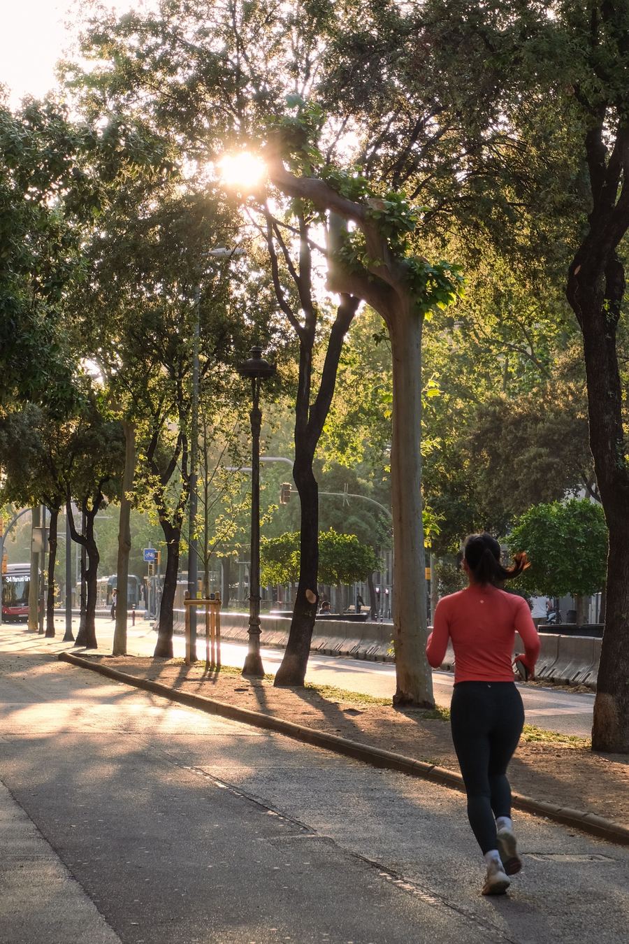 Frau beim Joggen im Morgenlicht
